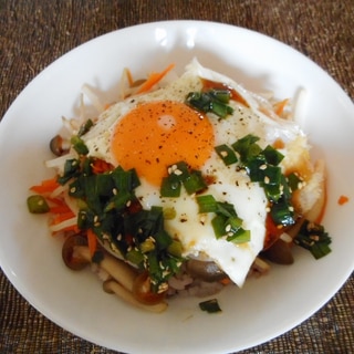 もやし炒めと目玉焼きのニラだれ丼